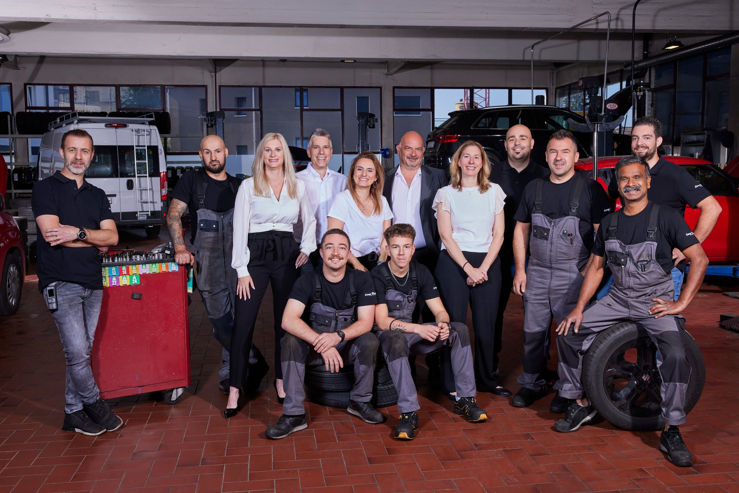 L'équipe du Garage Brender réunie dans l'atelier à Lausanne