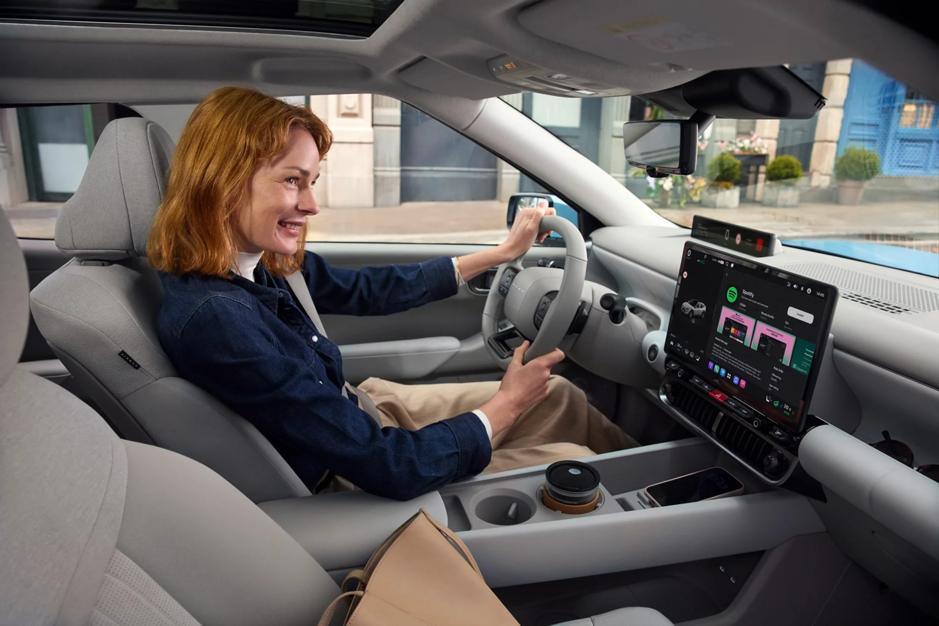 Conductrice et écran Pleos Connect de la Hyundai IONIQ 3