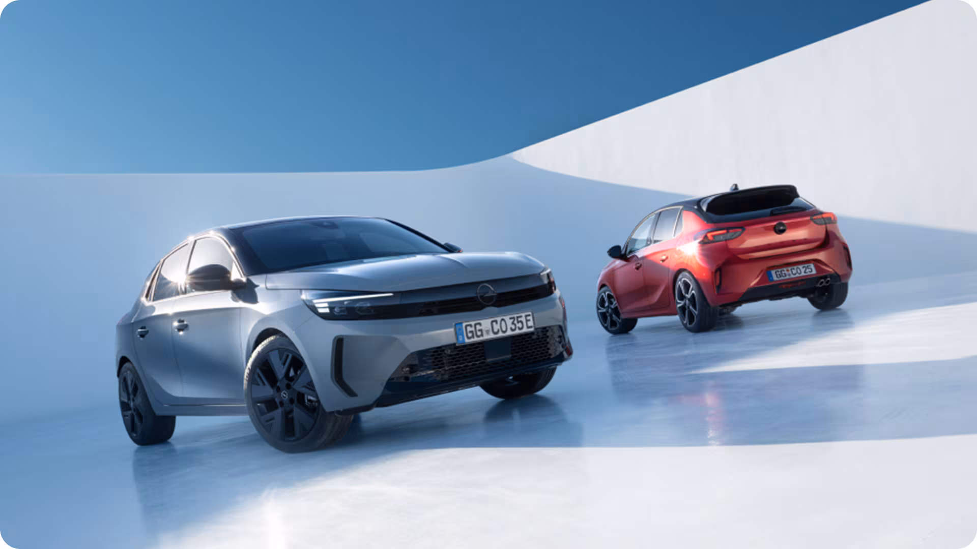 Deux Opel Corsa, électrique et hybride