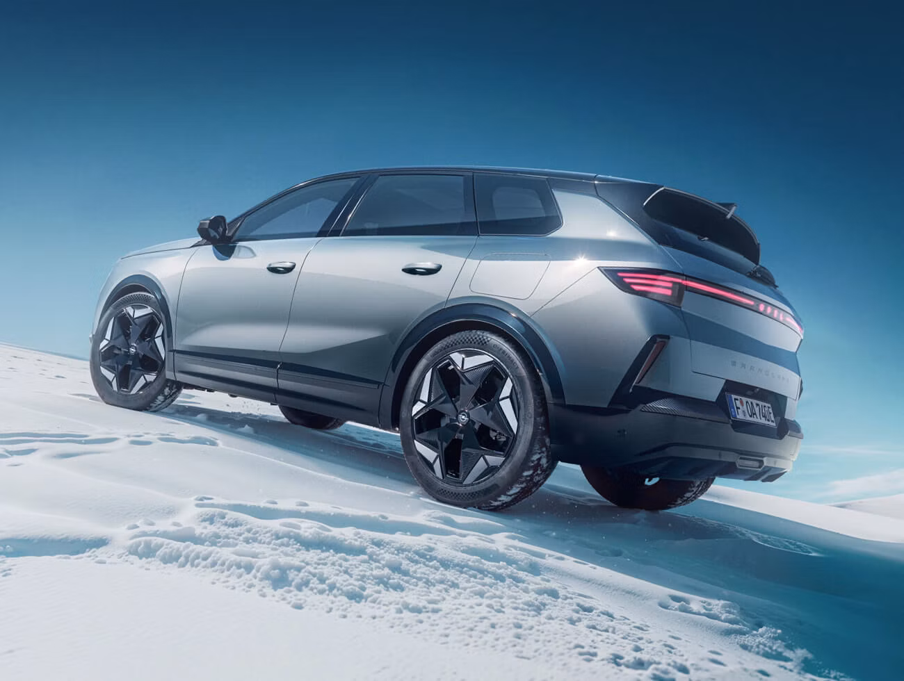 Opel Grandland Electric 4x4 vu de l'arrière dans la neige