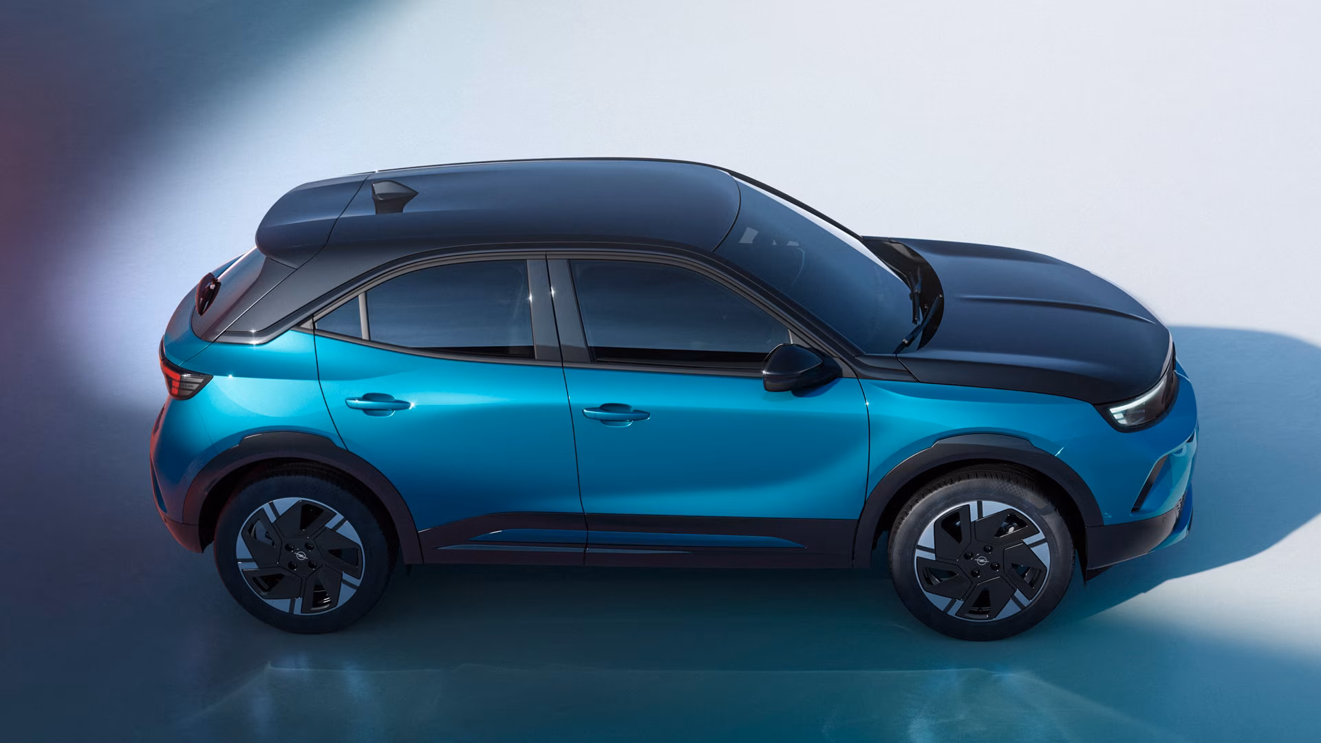 Opel Mokka Electric turquoise vu de trois quarts arrière