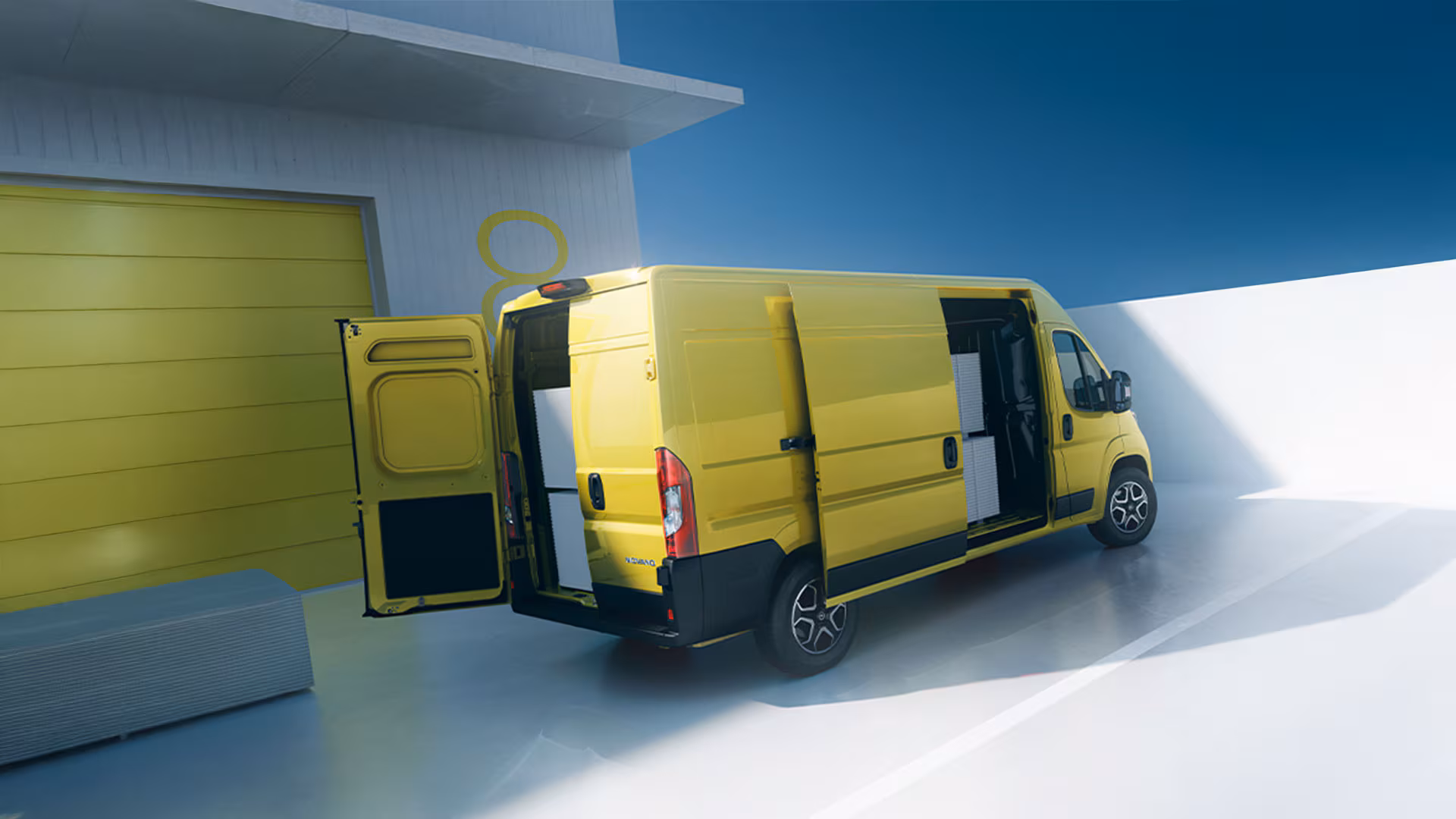 Opel Movano jaune, portes ouvertes