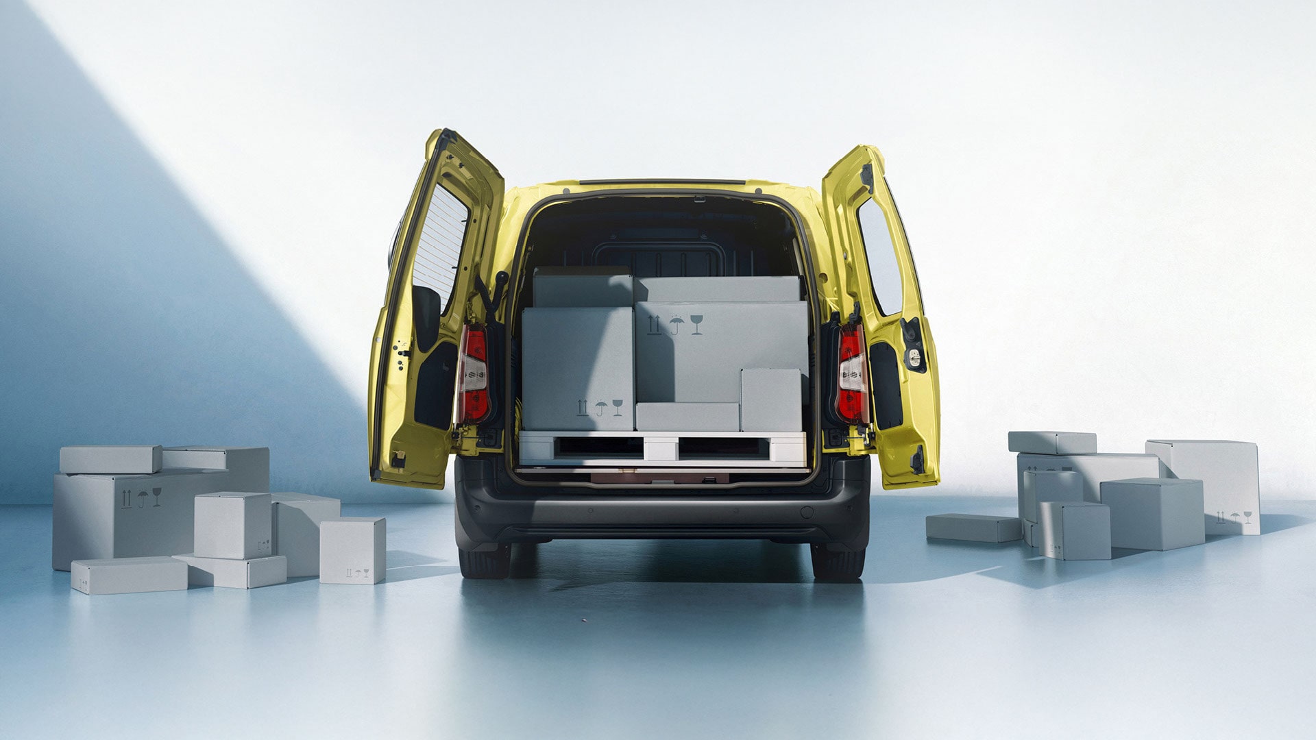 Utilitaire Opel chargé, portes arrière ouvertes