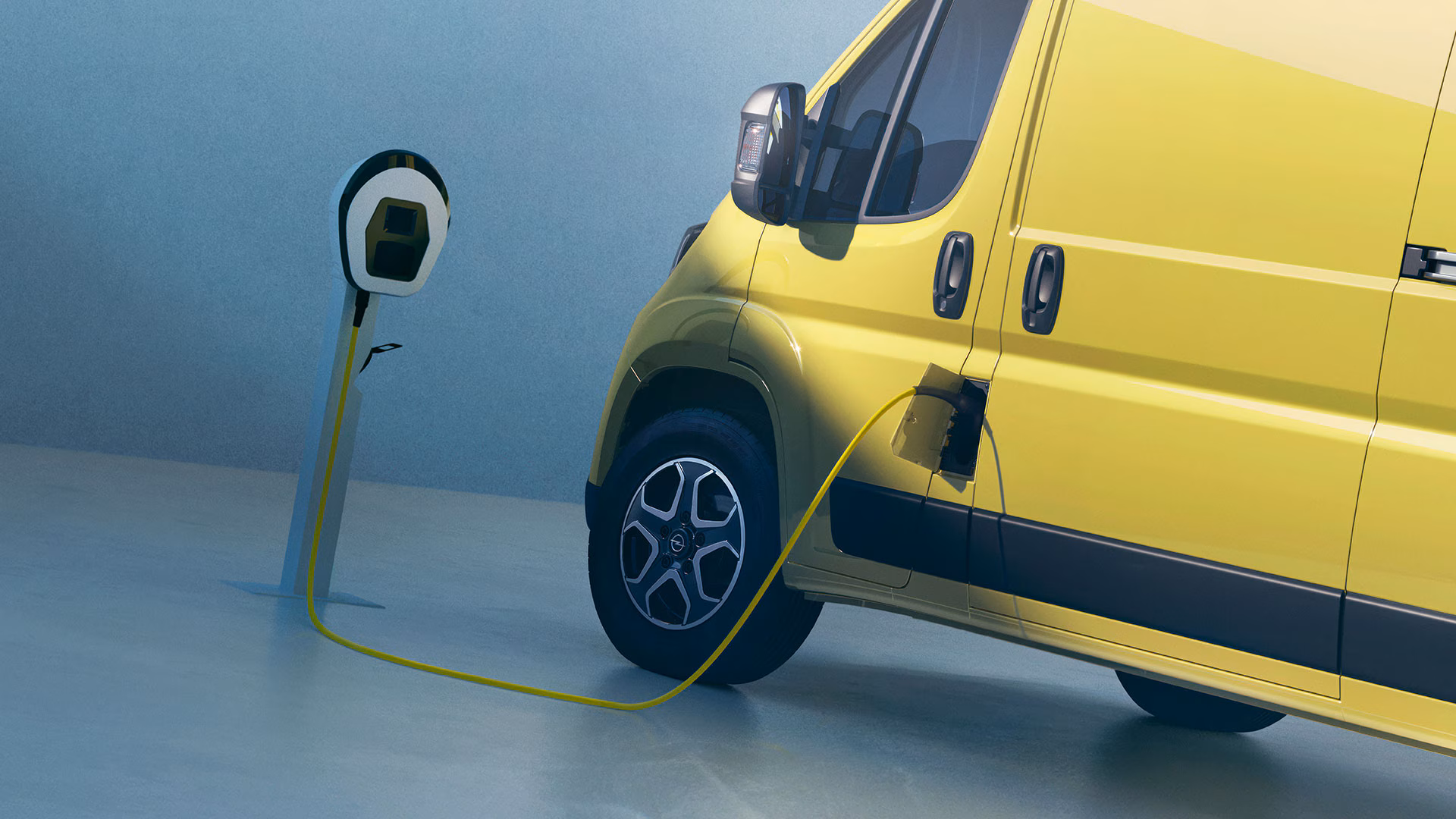Utilitaire Opel électrique en recharge
