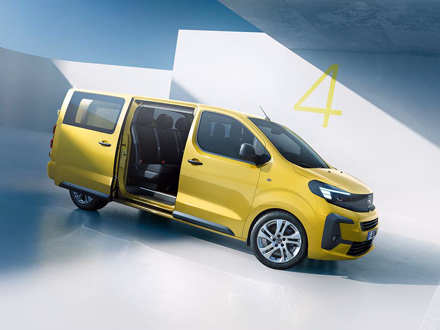 Opel Vivaro jaune, porte latérale ouverte