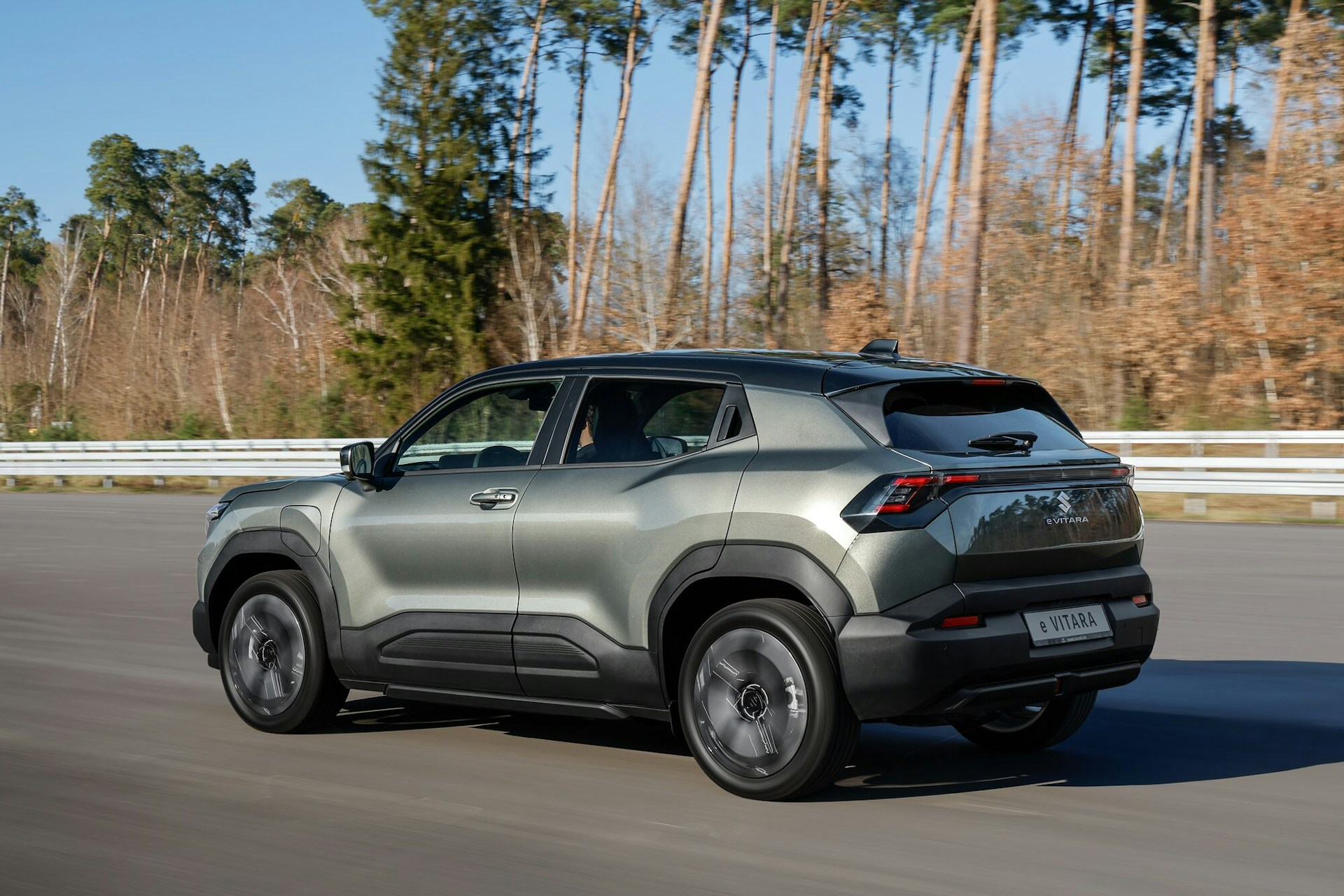 Suzuki e VITARA sur la route